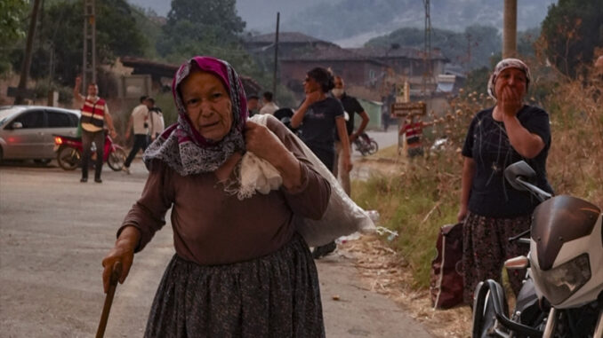 izmir-odemiste-vatandaslar-yangindan-kacmaya-calisiyor-O4uufAGS.jpg
